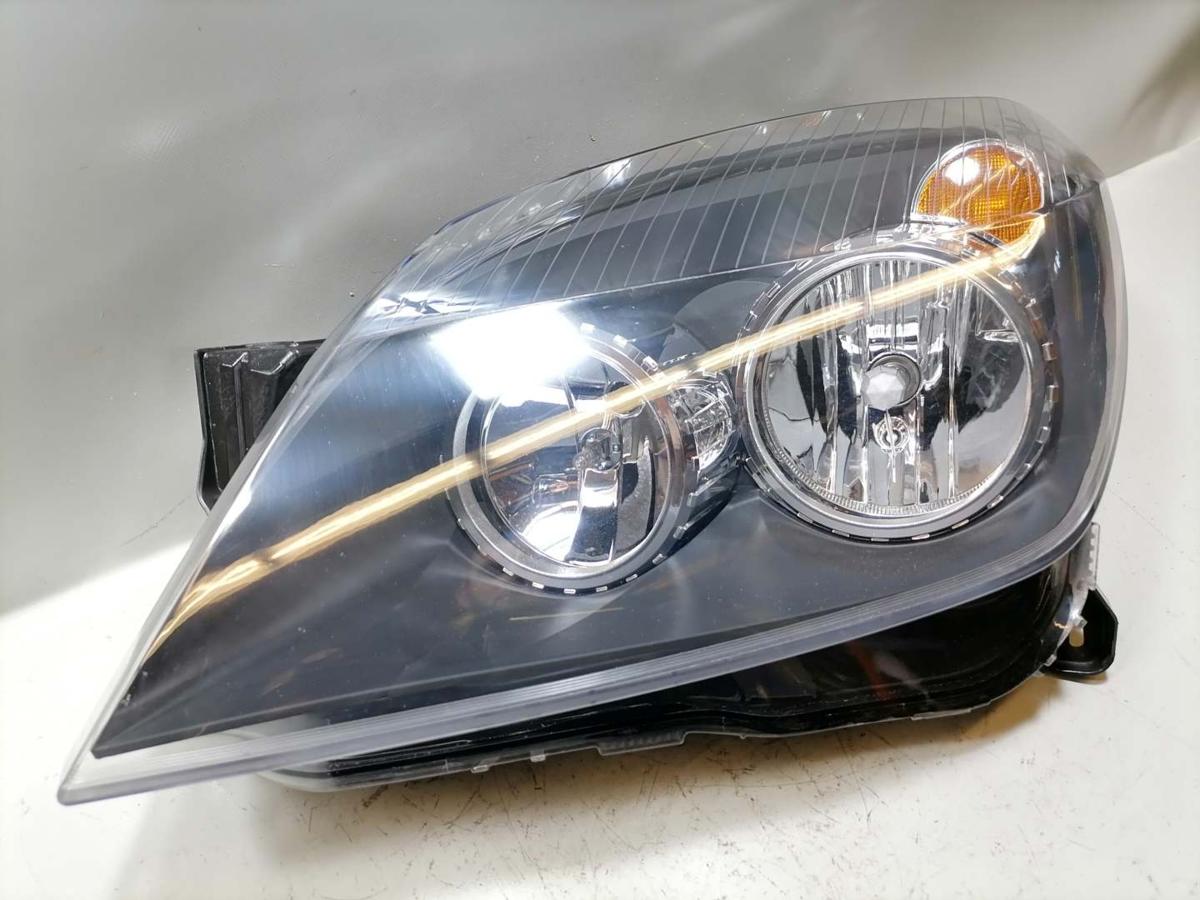 Opel Astra H Scheinwerfer vorn links Halogen schwarzer Hintergrund Zubehör Bj.2004